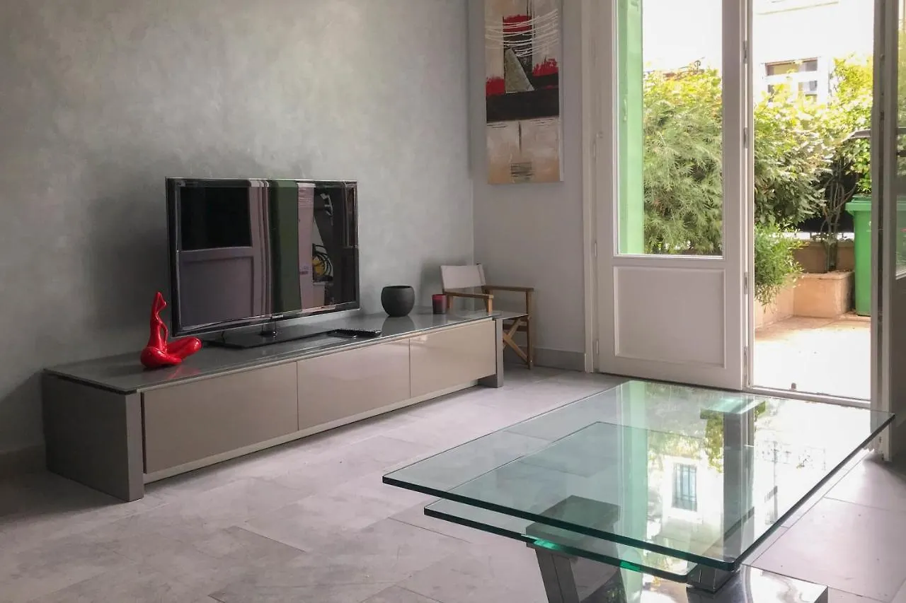 Charming Townhouse With Garden In The City Of Love Paris Tatil Evi
