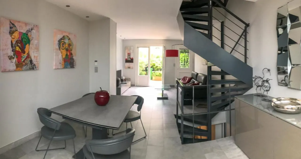 Charming Townhouse With Garden In The City Of Love Paryż Dom wakacyjny