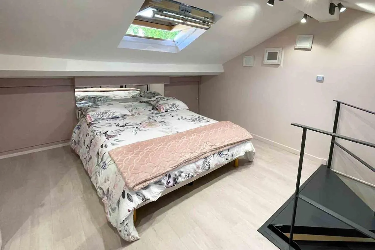 Dom wakacyjny Charming Townhouse With Garden In The City Of Love Paryż
